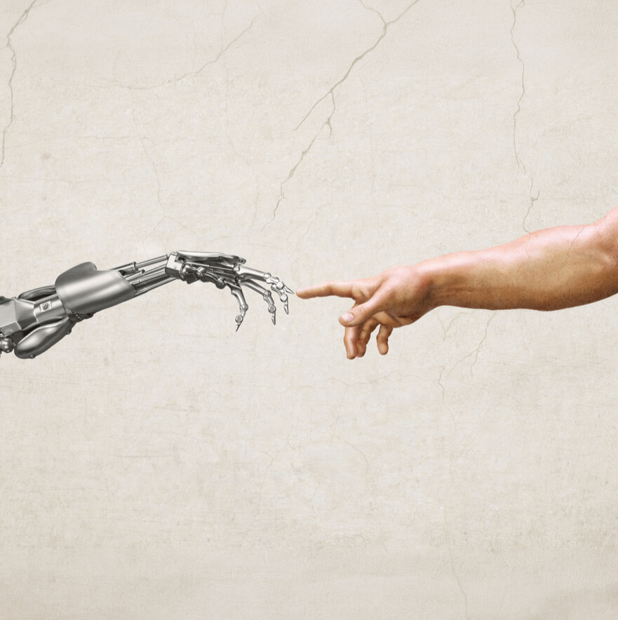 Un braccio robotico e una mano umana si toccano.