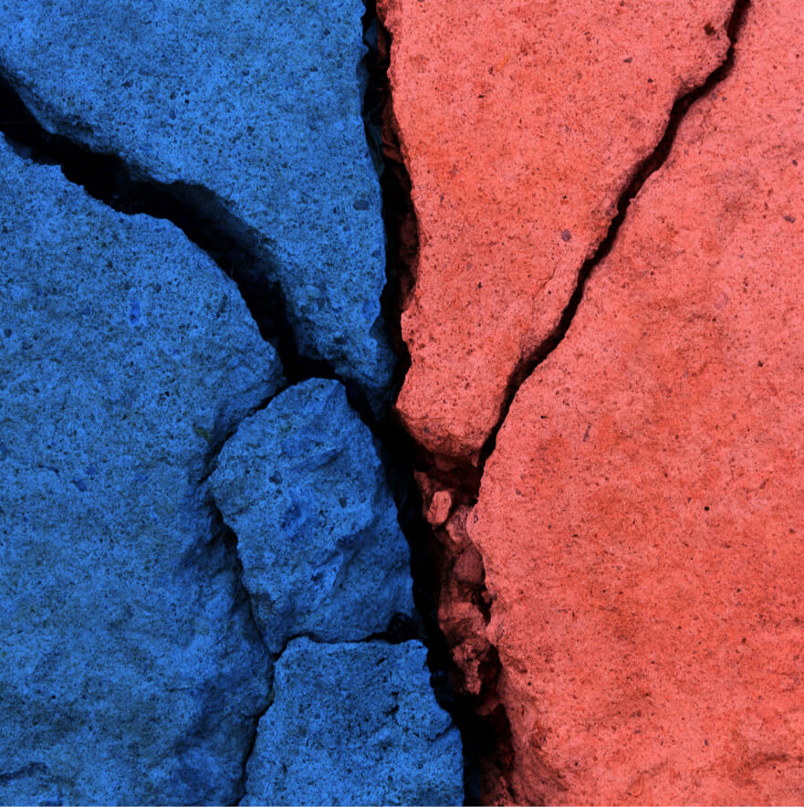 Crepe tra superfici di colore blu e rosso