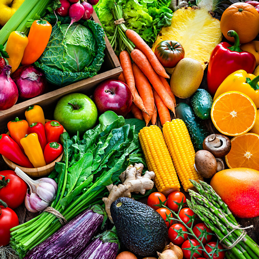 Varietà di frutta e verdura fresca su un tavolo